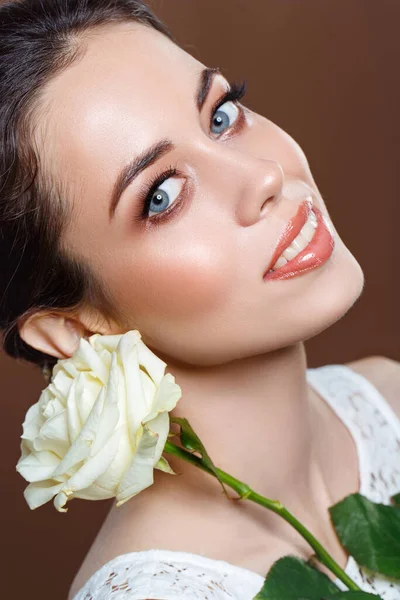 Красивая брюнетка девушка с натуральным светящимся макияжем — стоковое фото
