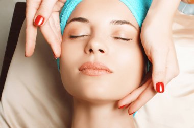 Anti-Aging yüz masajı yapıyor güzel ve genç kız