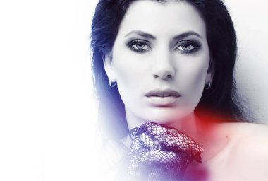 Güzel bir esmer kızın portresi.