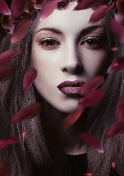 Retrato de uma menina bonita com pétalas de rosa — Fotografia de Stock