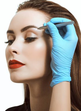 Genç bir kız için kaş düzeltmesi.