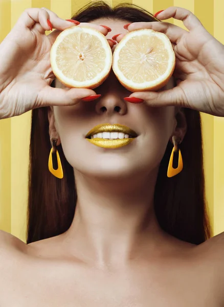 Hermosa chica con limones Fotos De Stock Sin Royalties Gratis