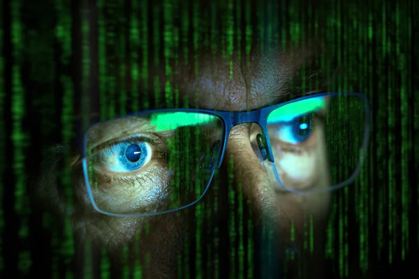 Close Van Computer Hacker Ogen Kijken Naar Het Scherm Met — Stockfoto