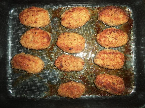 Gebratene Schnitzel Auf Einem Backblech — Stockfoto