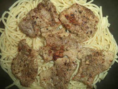 Makarna ile ızgara domuz pirzola