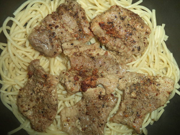 жареная свиная отбивная с макаронами
