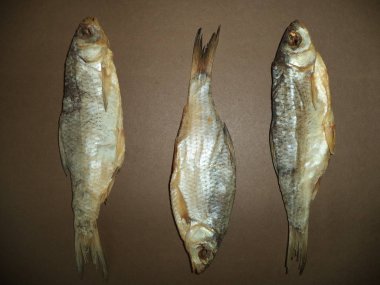 Üç taze kurutulmuş balık roach
