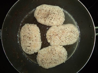 Tavuk Pirzola ile baharat bir tavada kavurma için hazırlanan