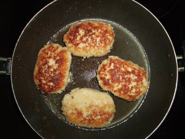  bir tavada kızarmış tavuk pirzola