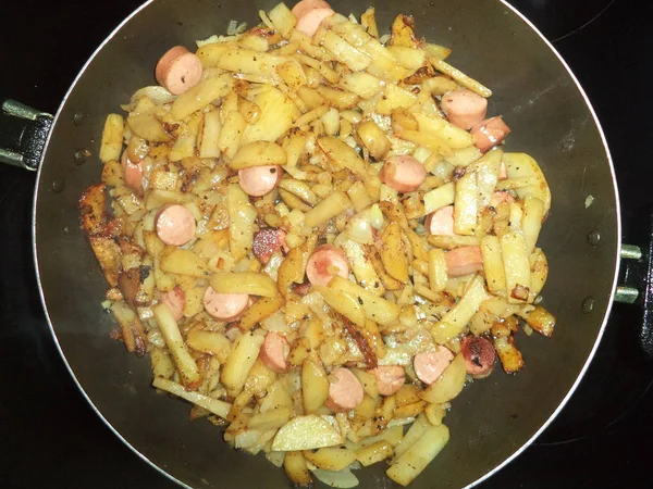 Bratkartoffeln Mit Würstchen Scheiben Geschnitten Einer Pfanne — Stockfoto