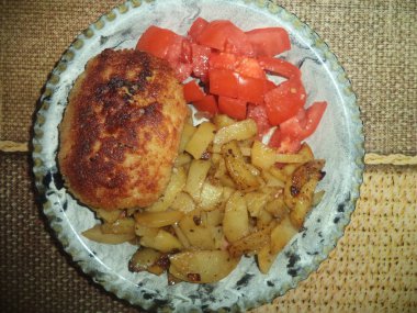 kızarmış tavuk göğsü patates ve domates ile