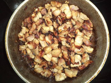  kızarmış soğan bir tavada et parçaları