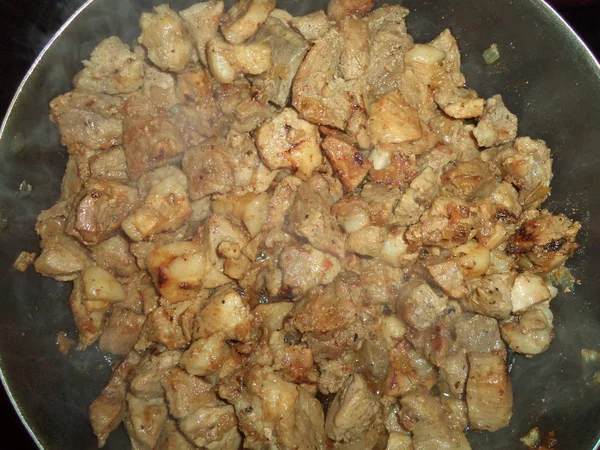 在平锅里煎洋葱炒的肉 — 图库照片