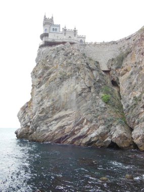 bir uçurumun üzerinde antik kale