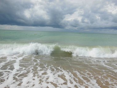 Köpüklü Dalga kıyıya yıkama