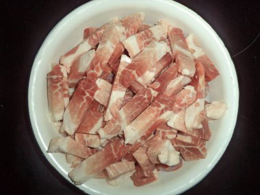 çiğ et parçalar halinde kesilmiş