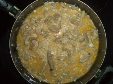 bir tencerede soslu güveç