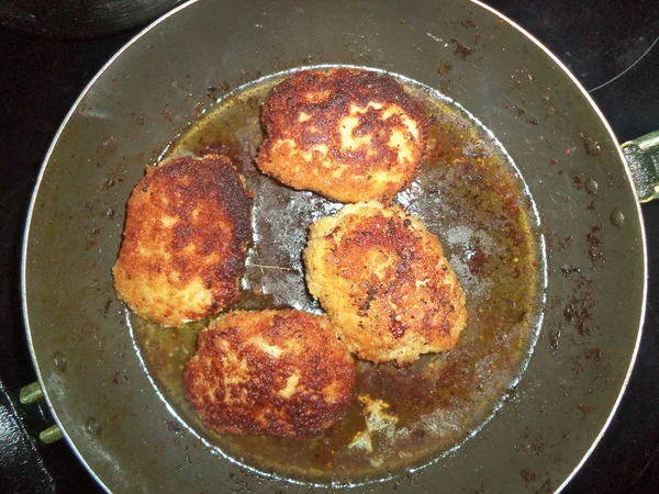 フライパンに油で揚げたチキン カツレツ — ストック写真