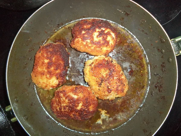 Gebratene Hühnerschnitzel Der Pfanne — Stockfoto