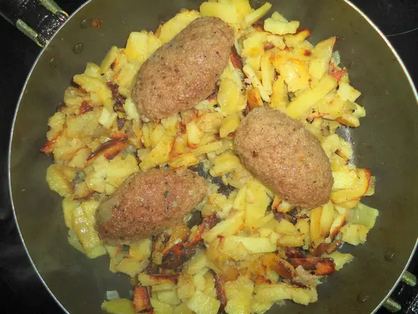 Gebakken Aardappelen Met Schnitzels Een Koekenpan — Stockfoto