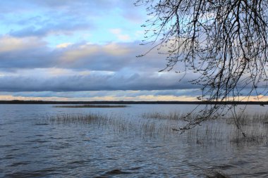 yağmurlu havalarda güzel bir göl üzerinde kasvetli bulutlar