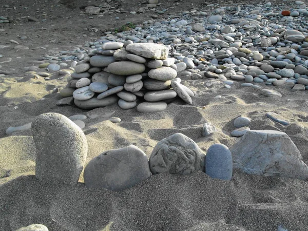 Плоские Камни Разной Формы Песчаном Берегу — стоковое фото