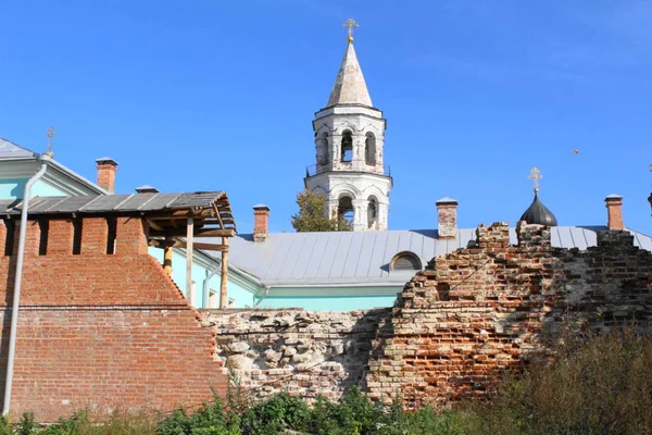 Зруйнована Стара Стіна Міської Фортеці Стародавні Куполи Церкви Нею — стокове фото