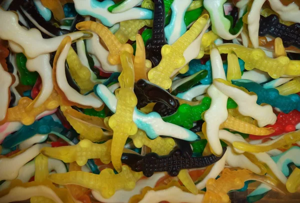 Wiele Słodkie Cukierki Postaci Kolorowych Krokodyle — Zdjęcie stockowe