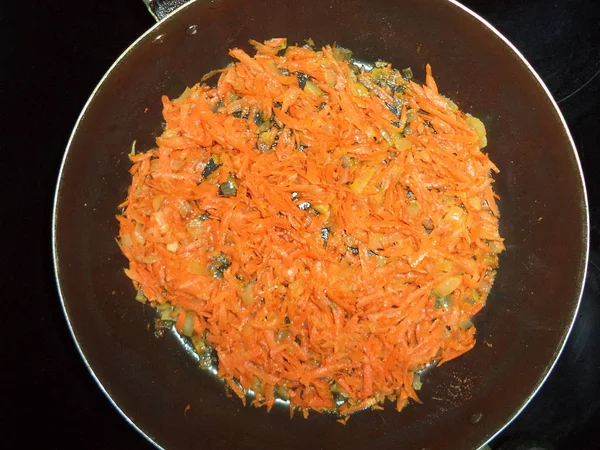 Roast Carrots Onions Frying Pan — Stock Photo, Image