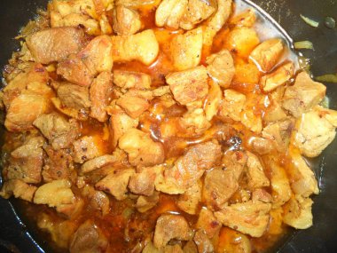 et soğan ve baharatlar kendi suyu ile kızartma