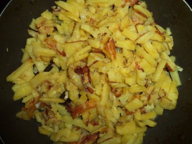 bir tavada soğanlı patates kızartması