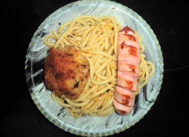 Kızarmış pirzola ve sosisli makarna ile