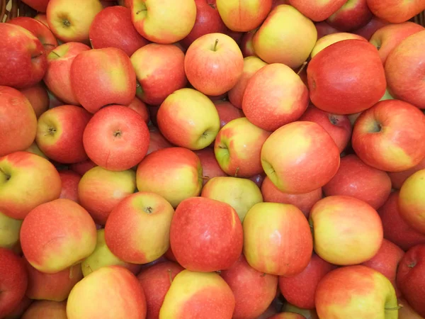 Manzanas Rojas Maduras Frescas Imágenes De Stock Sin Royalties Gratis