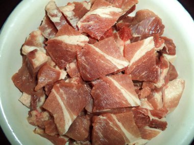 taze çiğ et parçalar halinde kesilmiş