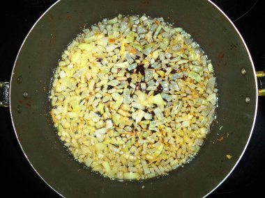 bir tavada altın kahverengi soğan kadar kızarmış