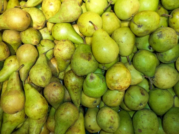 Olgun taze sarı-yeşil armut yığını