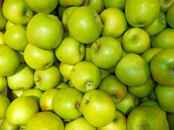 Reife Frische Grüne Äpfel Aufgetürmt — Stockfoto