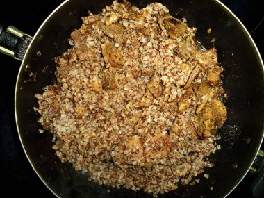 bir tavada haşlanmış buğday ile ızgara et