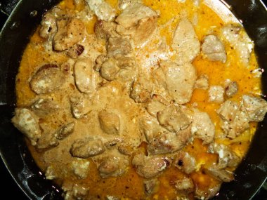 bir tencerede soslu güveç