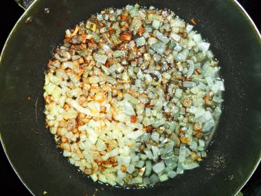 Altın kahverengi kadar bir tavada kızarmış soğan