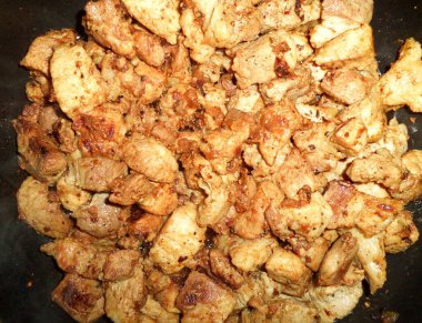 bir tavada sıcak kızarmış et