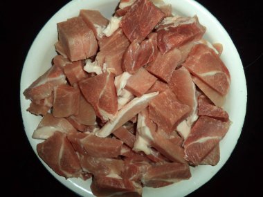 taze çiğ domuz eti, parçalar halinde kesilmiş