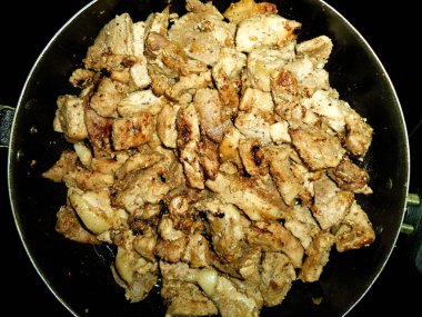 Kızarmış domuz eti kızartma tavasında.