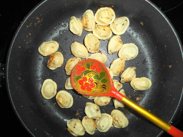 フライパンに餃子を揚げ 木製のスプーンを塗った — ストック写真