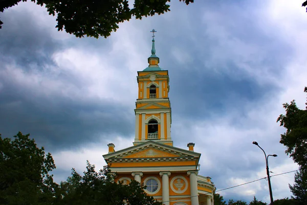 Εκκλησία Στο Φόντο Της Σκοτεινής Σύννεφα Βροχής — Φωτογραφία Αρχείου