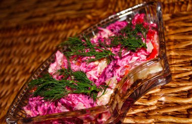 ringa balığı ve otlar ile sebze salatası