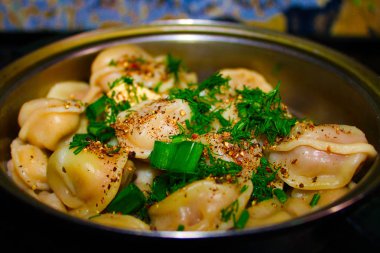 baharat, dereotu ve yeşil soğan serpilir haşlanmış köfte