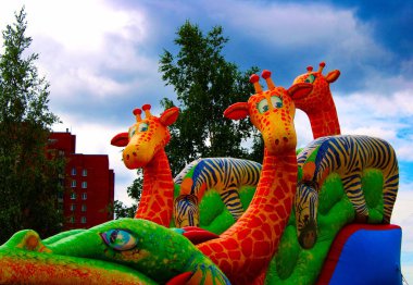 Park mavi gökyüzüne karşı şişme zürafalar