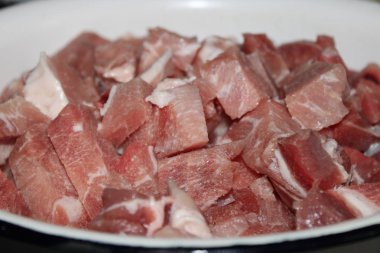 küçük parçalar halinde kesilmiş taze çiğ et