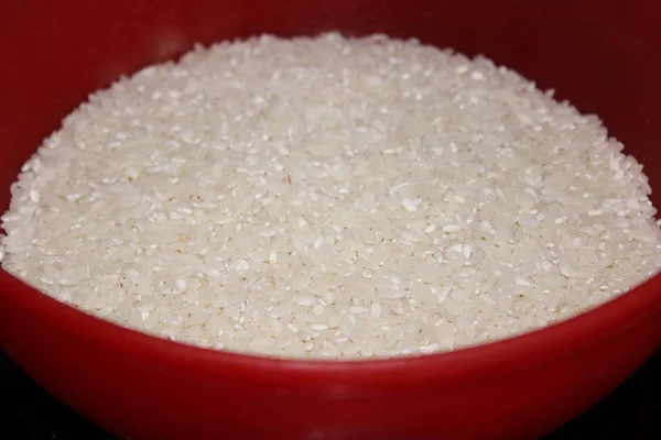 Biały Surowy Ryż Wlewa Się Czerwonej Miski — Zdjęcie stockowe